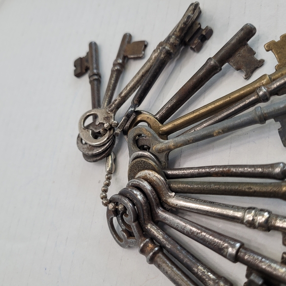 Antique Skeleton Keys Collection Of 14 - Picture 4 of 4